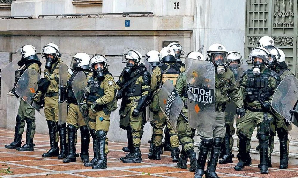 Θεσσαλονίκη: Επίθεση κουκουλοφόρων σε δυνάμεις των ΜΑΤ έξω από το ΑΠΘ (βίντεο)